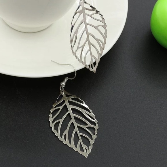 NEW Silver Leaf Dangle Drop Earrings - Picture 1 of 3